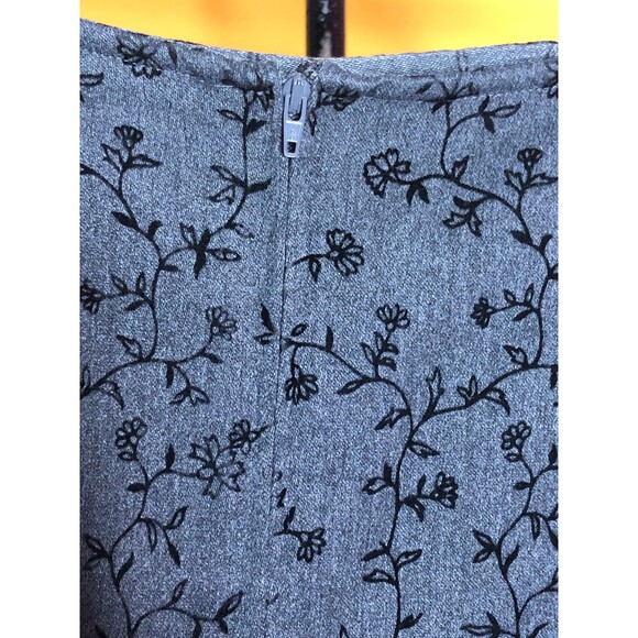 1990s-Y2K EXPRESS Gray Mini Skirt W/FLOCKED Velvet Flowers & Front Slit. XS-S - Picture 6 of 10